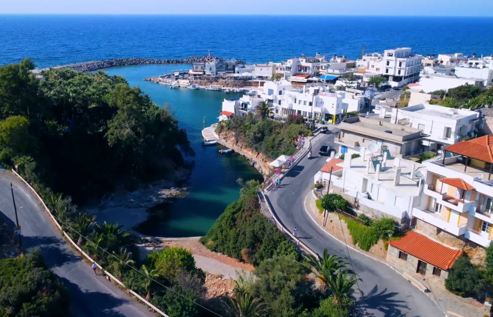 Luchtfoto van Sissi, Kreta, met de pittoreske kustlijn, het charmante dorp en het omliggende landschap | Smart Car Rental