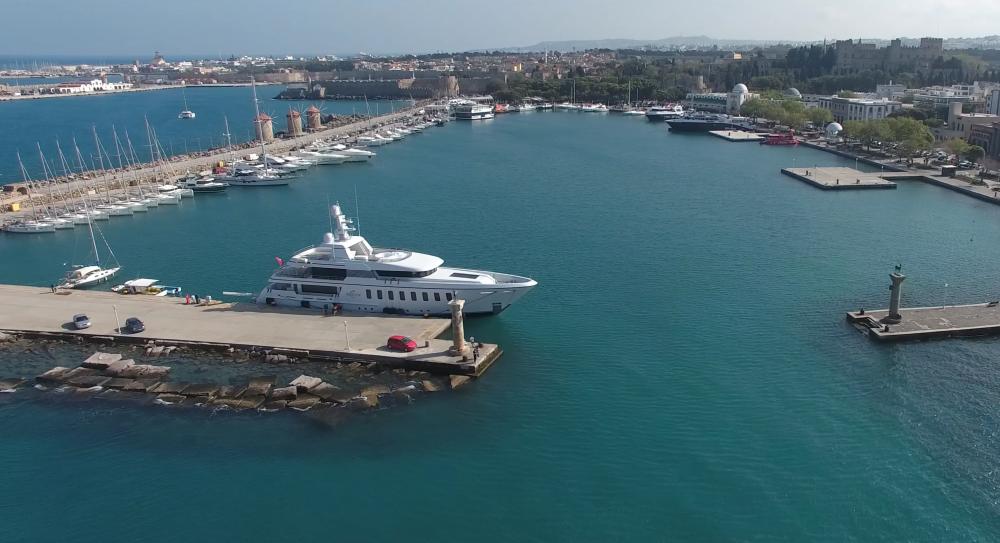 Port de Rhodes pour les yachts | Smart-carrental.com 